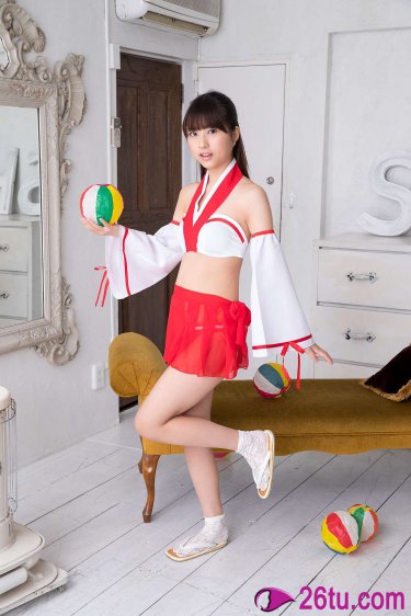 女生地摊套玩具熊拆开发现摄像头