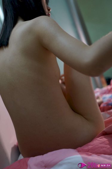 男生和女生在屋里一起怼怼怼的视频